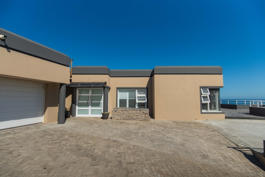 6 Bedroom Property for Sale in Beachview Eastern Cape
